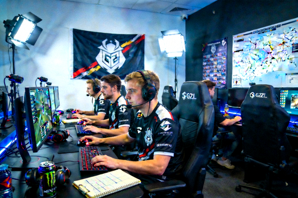 G2 Esports战队CS:GO分部训练室内紧张备战场景